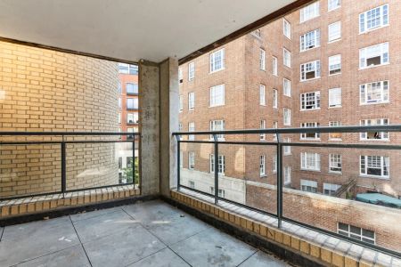 3 bedroom flat in London - Photo 4