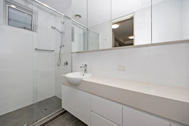Modern One Bedroom Apartment with Private Courtyard! - Photo 1