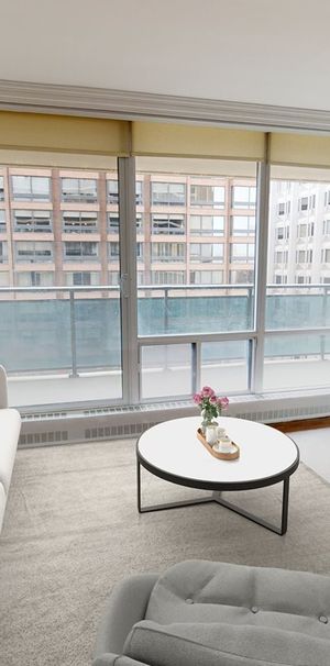 SPACIOUS 1 BED/ 1 BATH APARTMENT IN MIDTOWN TORONTO - Photo 1