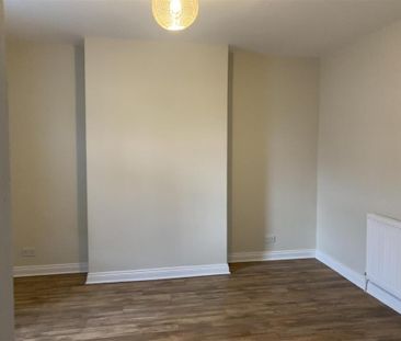 2 bedroom ground floor flat to rent - Photo 2