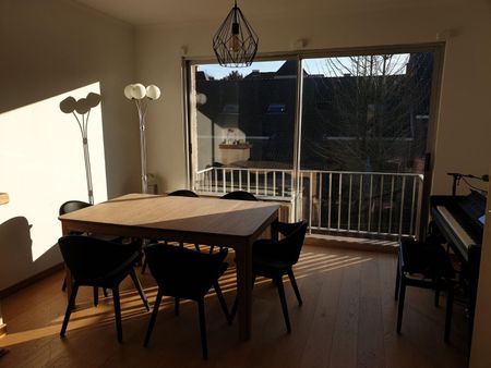 Volledig gerenoveerd appartement op de 2de verdieping, ideaal gelegen in het centrum van Kraainem en op wandelafstand van het Jourdain Park. - Photo 2