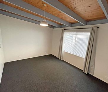 Coastal Comfort: Serene 3-Bedroom Retreat with Pool in Surf Beach! - Photo 3