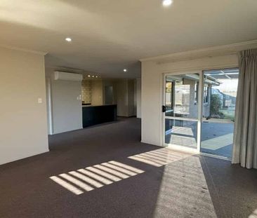 3 BEDROOM - CROMWELL - Photo 1