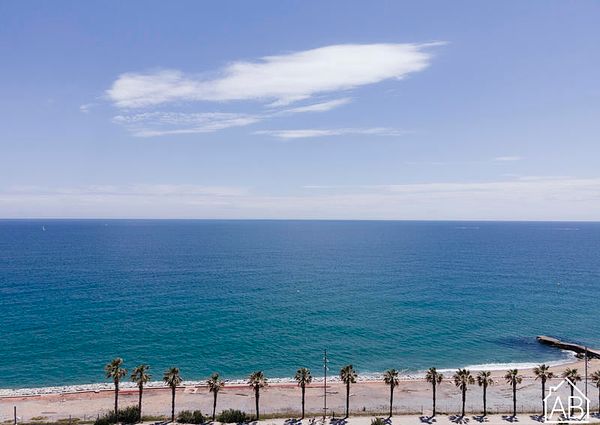 Beautiful 3 Bedroom Apartment with Communal Pool, next to the Sea in Badalona
