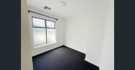 Stylish Lakeview Townhouse - Photo 3