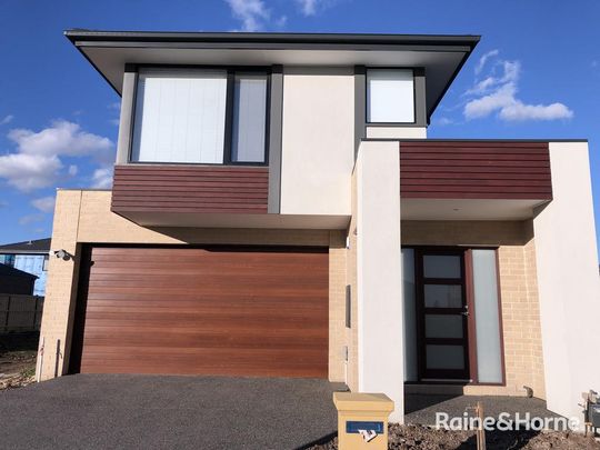Fabulous 2-Storey 4Br Family Home in Williams Landing! - Photo 1