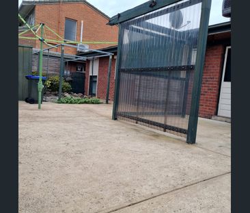 A house with a very convenient location - Photo 1