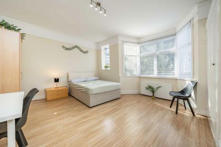 4 bedroom semi-detached house to rent - Photo 4