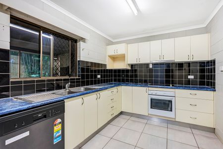 SPACIOUS 3-BEDROOM HOUSE! - Photo 2