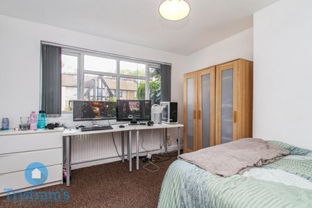 References Pending - 4 bed Semi-Detached House - Photo 4