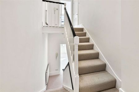 A bright and newly decorated maisonette situated on a popular North Belgravia street. - Photo 2