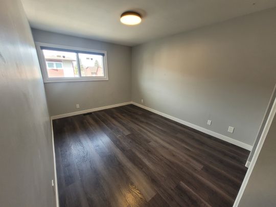 3 Beds & 1.5 Baths Townhouse Style Property In Fairhaven Area - Photo 1