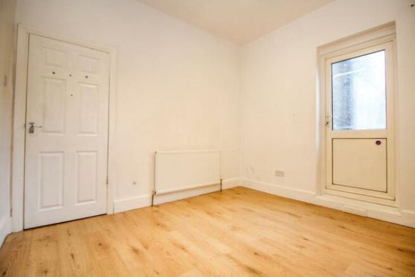 5 Bedroom House - Mid Terrace To Let - Photo 1