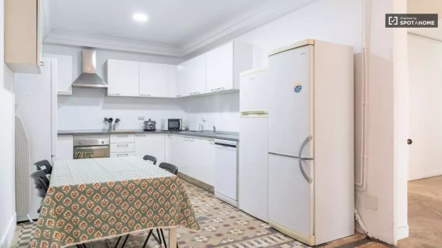 Room in a shared 12-bedroom apartment for rent in Sol, perfect for professionals and students - Foto 1