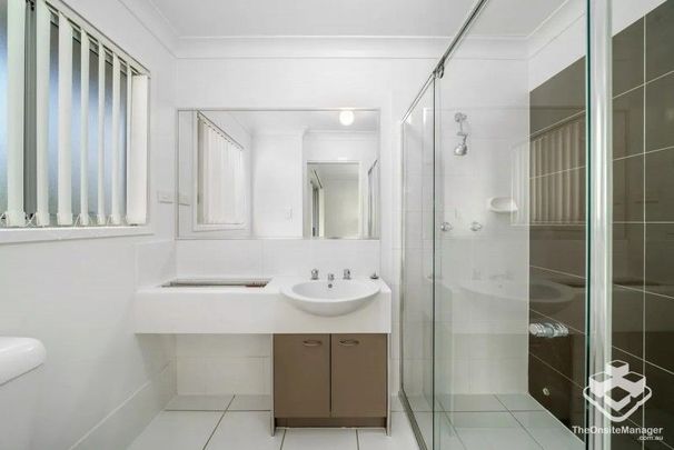 3BR townhouse in a convenient location - Photo 1