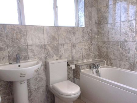 3 bedroom end of terrace house to rent - Photo 4