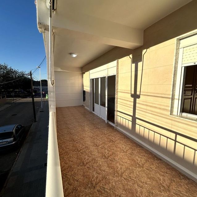 Alquiler de piso en Calle Isla del Barón - Photo 1