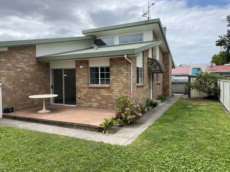 Tidy Townhouse in quiet Location - Photo 2