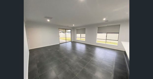 Modern 4 Bedroom Family Home - Photo 1