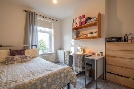 5 bed house in ideal central location - Photo 5