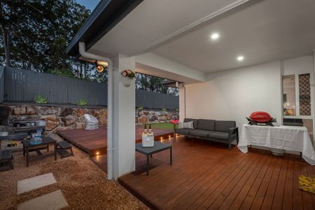 Spacious & Stylish Modern Four Bedroom Family Home - Photo 4