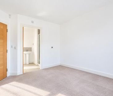 Jersey Close, Knaphill, Surrey, GU21 - Photo 5