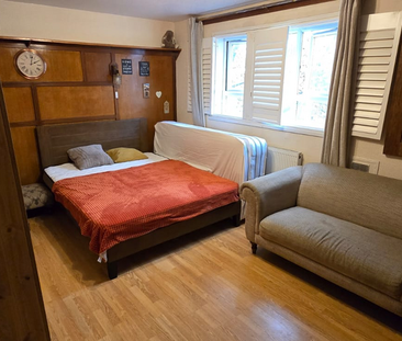 1 bedroom in a flat share to rent - Photo 2