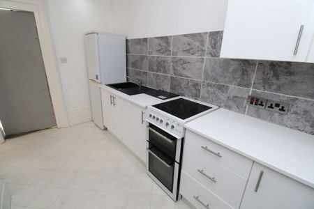 To Let 2 Bed Flat - Photo 4