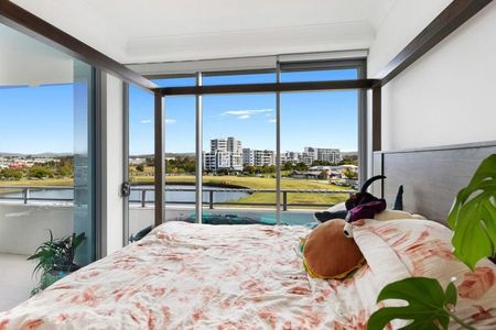 Elevated Coastal Living: Spacious 3rd-Floor Apartment with Resort-Style Facilities - Photo 5