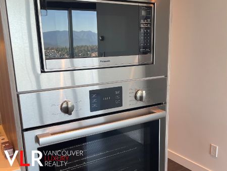 Condo in Burnaby, BC - Photo 3