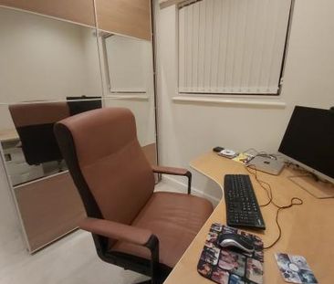 Small comfortable bedroom and separate office in luxury home - Photo 5