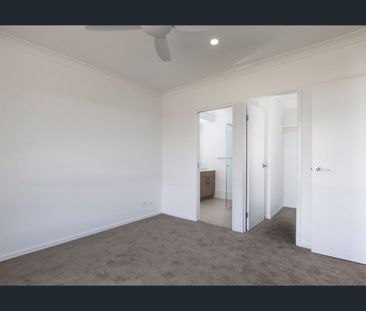 FANTASTIC 4 BEDROOM HOME WITH 2 LIVING & DUCTED AIR CONDITIONING! - Photo 2