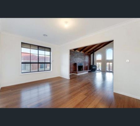 15 Ashleigh Crescent, Meadow Heights, Vic 3048 - Photo 3