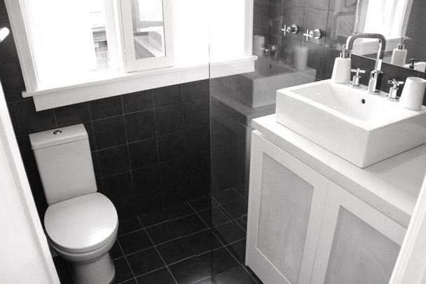 Beautifully restored Fully Furnished Art Deco Apartment - Photo 1