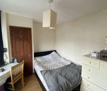 Warren Avenue, SOUTHAMPTON - Photo 1
