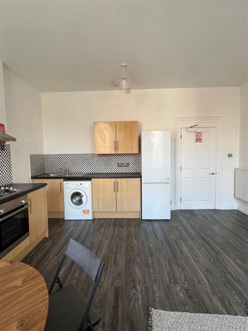3 bedroom flat to rent - Photo 3