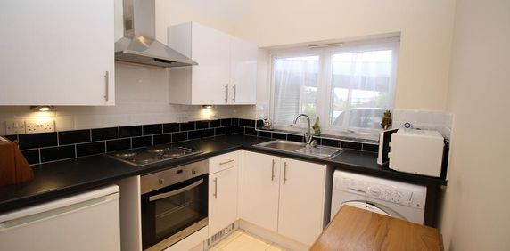 Detached bungalow to rent - Photo 2