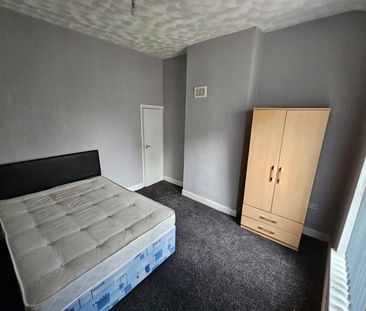 Room in a Shared House, Headingley Avenue, LS6 - Photo 1