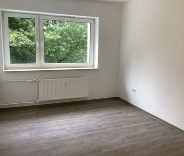 Neue Wohnung, neues Glück! Sanierte 2-Zimmer-Wohnung mit Balkon und... - Foto 1