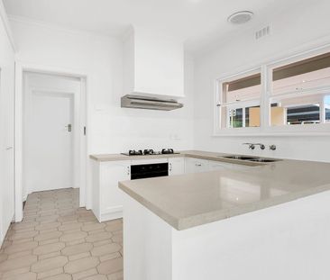 Spacious 3-bedroom home with large yard - Photo 4