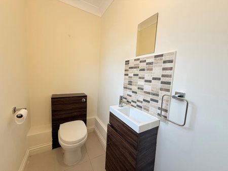 Morton Close, Camberley, Surrey, GU16 - Photo 4