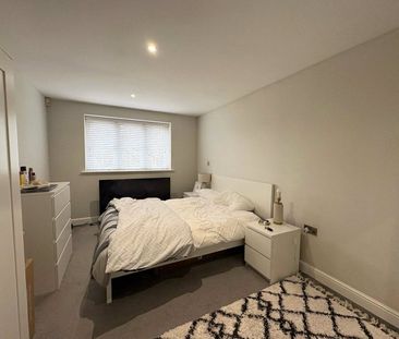 2 bedroom Maisonette in North Street, Windsor - Photo 2