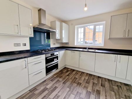 4 bedroom detached house to rent - Photo 2