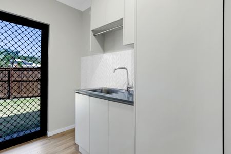 Executive home in quiet culdesac - Photo 2