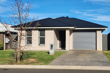 Beautiful 4-Bedroom Family Home with Outdoor Entertaining Area in a Great Neighbourhood! - Photo 3