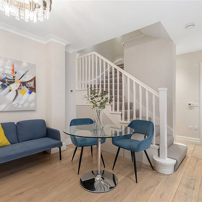 An exceptional, immaculate studio of 383 sq ft with private decked patio situated on the lower ground floor of this beautifully maintained period residential building. EPC rating: C - Photo 1