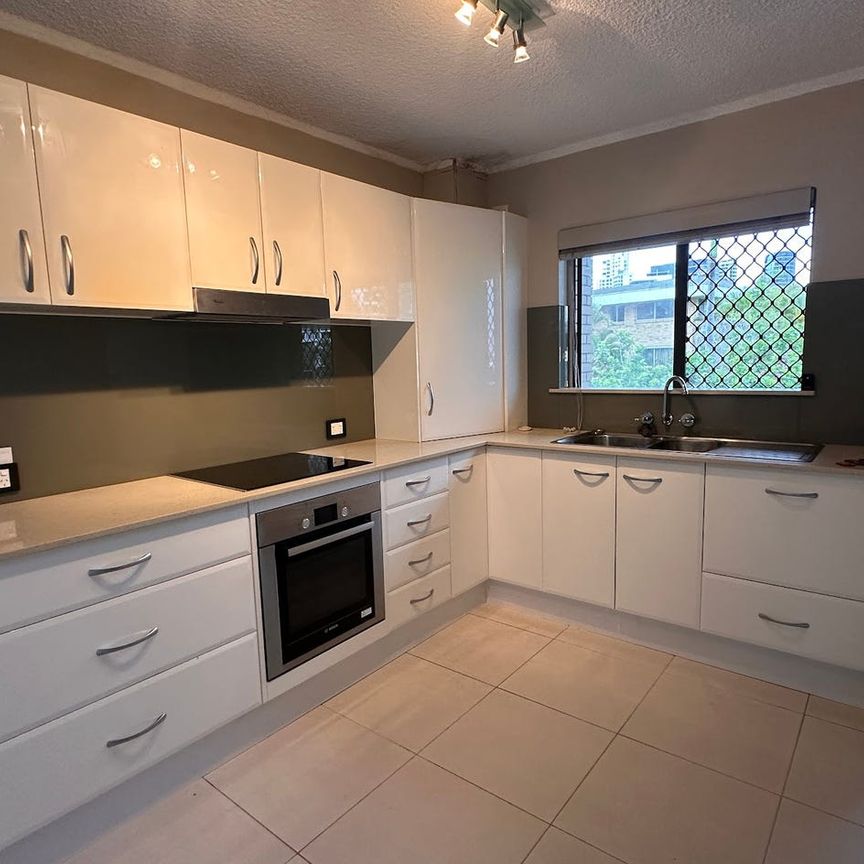 2 bedroom Prime Old Burleigh Road Location – Move In Today! - Photo 1