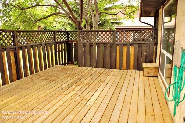 COZY 3 BED, 2.5 BATH, TOWNHOUSE WITH FINISHED BSMT & OUTDOOR PARKING STALL IN THE COMMUNITY OF LEE RIDGE - Photo 1