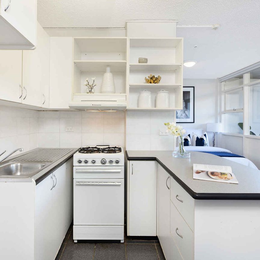 STUDIO APARTMENT WITH CITY AND HARBOUR BRIDGE VIEWS - Photo 1