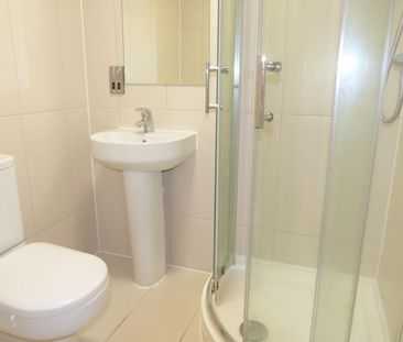 1 bedroom in a flat share to rent - Photo 3